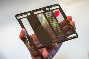 中国科学家据报在深圳打造出一台极紫外光刻机（EUV）的原型机。这台原型机据称由荷兰半导体巨头阿斯麦的前工程师团队通过逆向工程开发而成。图为阿斯麦的EUV光刻掩模。（彭博社）