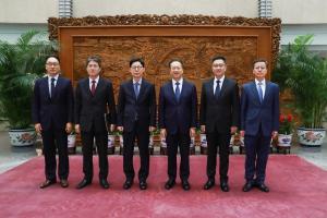 中韩副外长马朝旭（右三）和朴润柱（左三）星期四（12月18日）在北京进行中韩外交部战略对话。两人会上与出席对话中韩人员合影。（中国外交部官网）