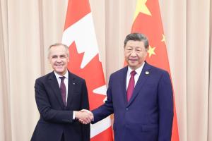 中国国家主席习近平（右）星期五（10月31日）在韩国庆州，与加拿大总理卡尼会面，这是中加领导人时隔八年再次举行正式会晤。（新华社）