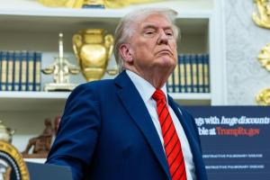 美国总统特朗普周五宣布对中国商品加征100%关税，以反制北京收紧稀土的出口管制。中国官方星期天批评美国有关表态是&ldquo;双重标准&rdquo;，但并未立刻宣布反制措施。（彭博社）